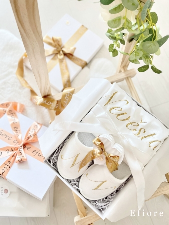 Dárkové balení svatebního županu s pantoflíčky 