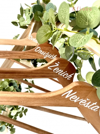 Přírodní dřevěná ramínka s bílým nápisem