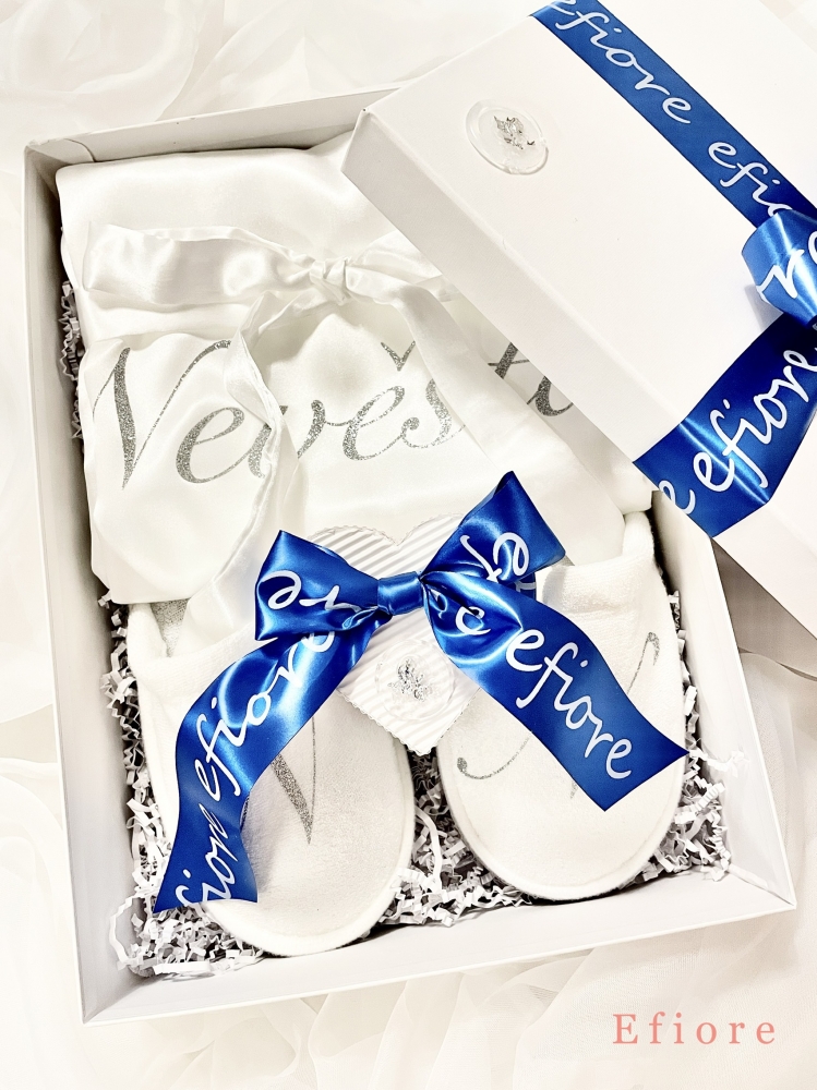 Dárkové balení svatebního županu s pantoflíčky - stříbrný glitrový nápis s modrou stuhou