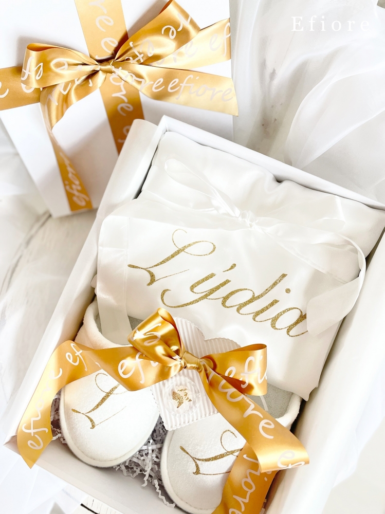 Dárkové balení svatebního bílého županu s pantoflíčky - zlatý glitrový nápis na přání se zlatou stuh