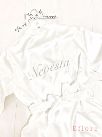 Saténový bílý župan s glitrovým nápisem