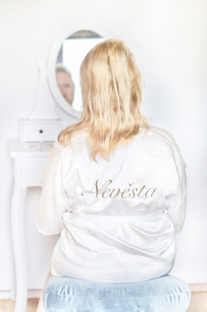 Saténový bílý župan s glitrovým nápisem