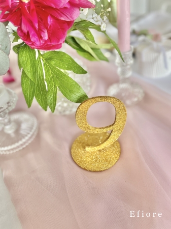 Zlatá glitrová čísla na stůl ve stojanu