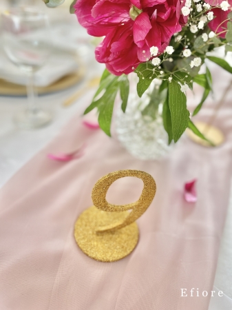Zlatá glitrová čísla na stůl ve stojanu