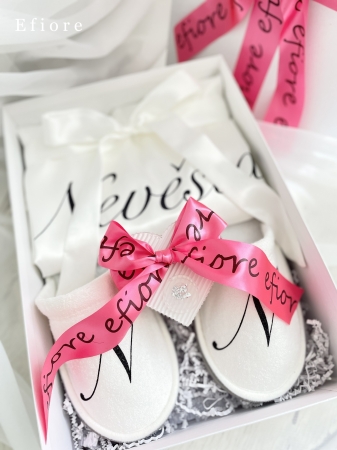 Dárkové balení bílého svatebního županu s pantoflíčky - černý glitrový nápis s malinovou stuhou