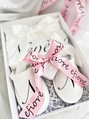 Dárkové balení bílého svatebního županu s pantoflíčky - černý glitrový nápis s růžovou stuhou