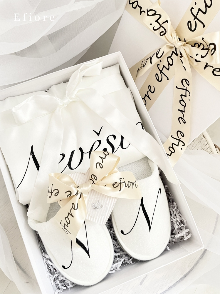 Dárkové balení bílého svatebního županu s pantoflíčky - černý glitrový nápis se stuhou champagne