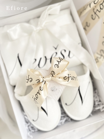 Dárkové balení bílého svatebního županu s pantoflíčky - černý glitrový nápis se stuhou champagne