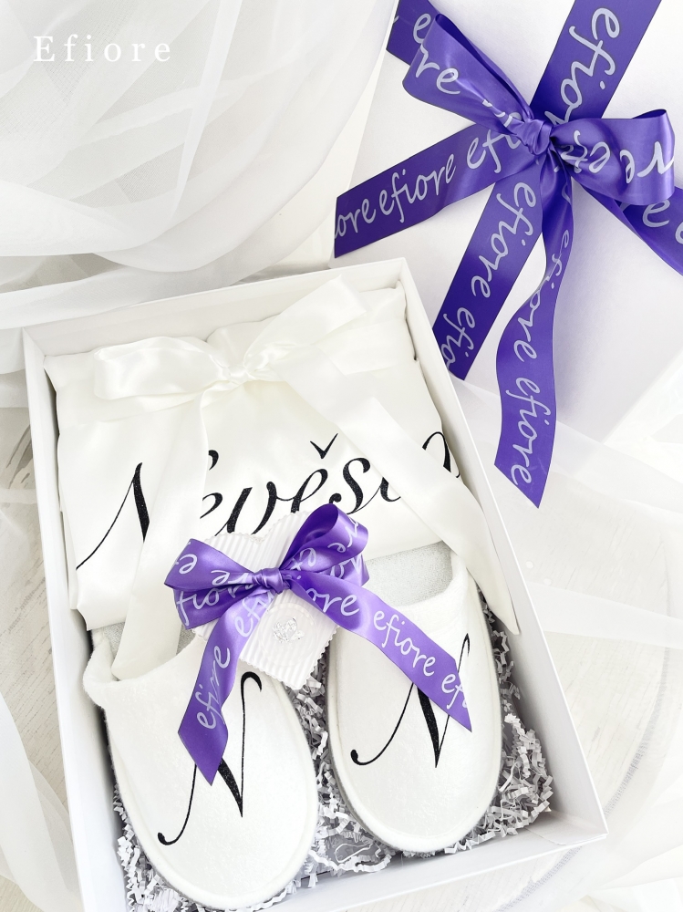 Dárkové balení bílého svatebního županu s pantoflíčky - černý glitrový nápis s fialovou stuhou