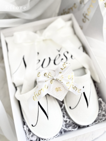 Dárkové balení bílého svatebního županu s pantoflíčky - černý glitrový nápis s bílou stuhou