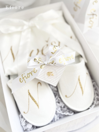 Dárkové balení bílého svatebního županu s pantoflíčky - zlatý glitrový nápis s bílou stuhou