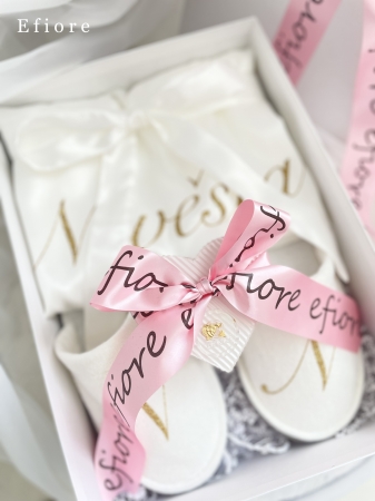 Dárkové balení bílého svatebního županu s pantoflíčky - zlatý glitrový nápis s růžovou stuhou