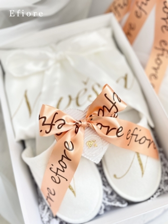 Dárkové balení bílého svatebního županu s pantoflíčky - zlatý glitrový nápis s meruňkovou stuhou