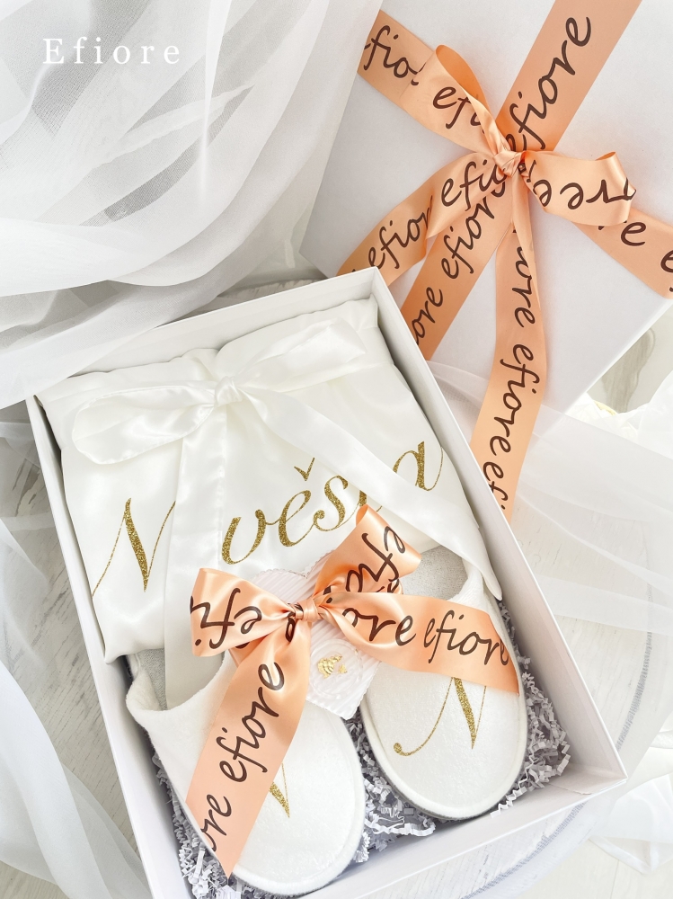 Dárkové balení bílého svatebního županu s pantoflíčky - zlatý glitrový nápis s meruňkovou stuhou