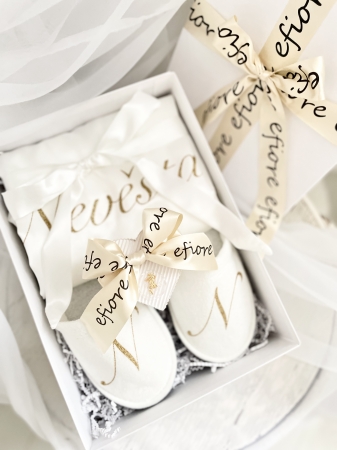 Dárkové balení bílého svatebního županu s pantoflíčky - zlatý glitrový nápis se stuhou champagne