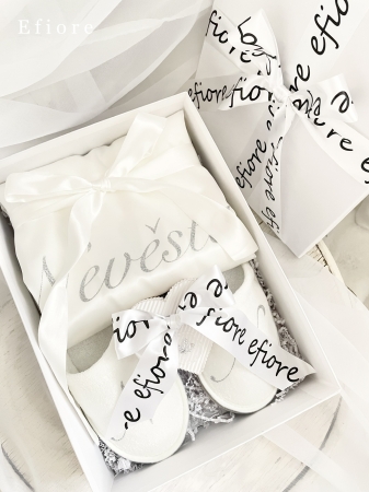 Dárkové balení bílého svatebního županu s pantoflíčky - stříbrný glitrový nápis s bílou stuhou