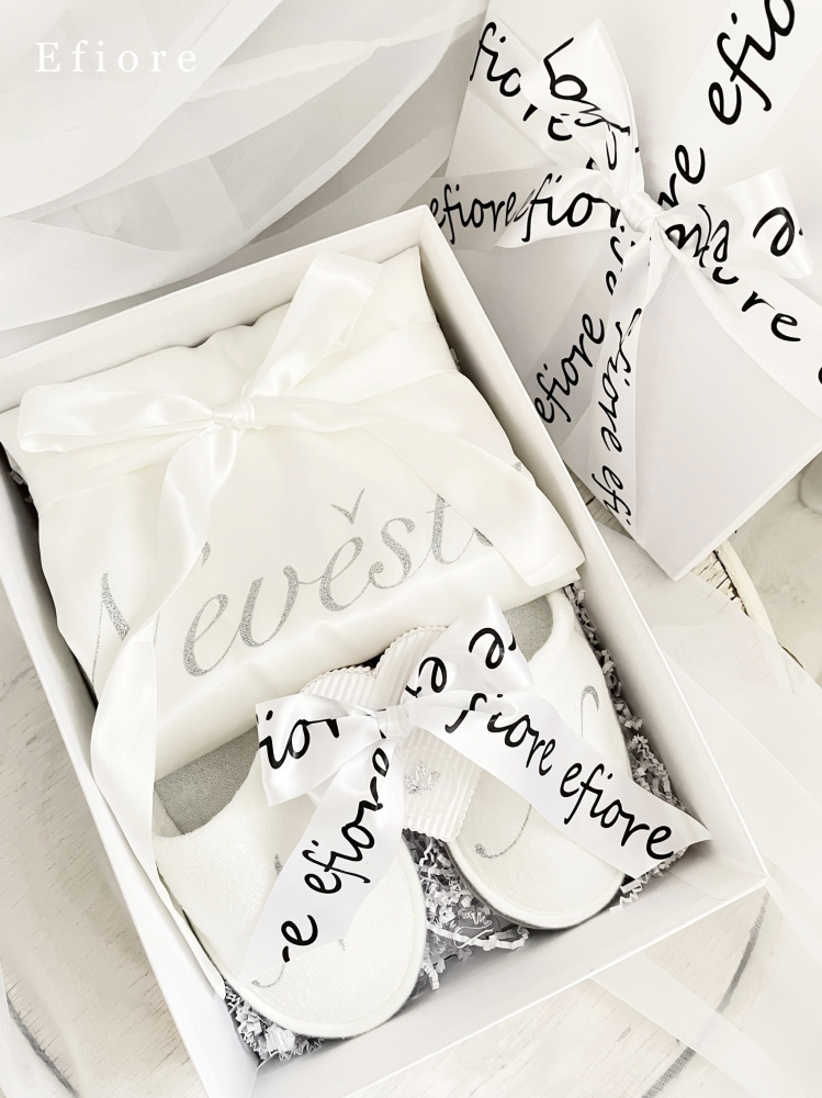 Dárkové balení bílého svatebního županu s pantoflíčky - stříbrný glitrový nápis s bílou stuhou