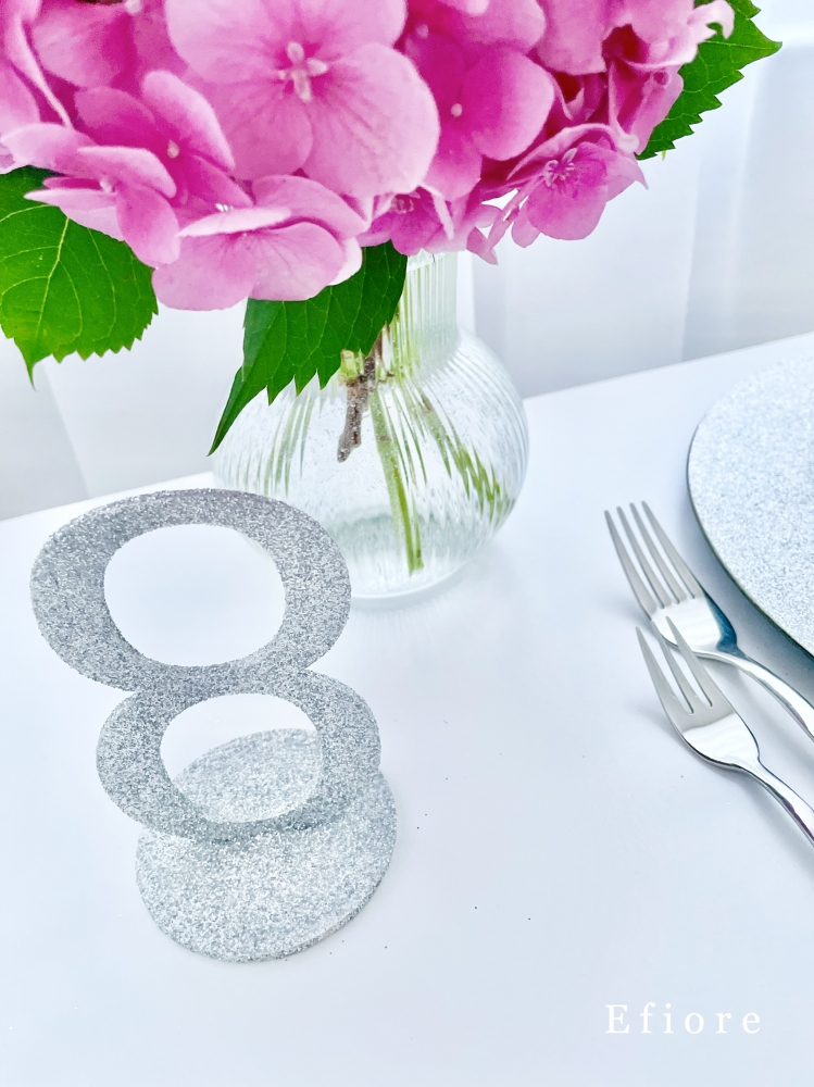 Stříbrná glitrová čísla na stůl ve stojanu