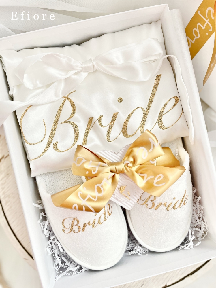 Dárkové balení saténového županu s pantoflíčky - zlaté glitrové nápisy Bride se zlatou stuhou
