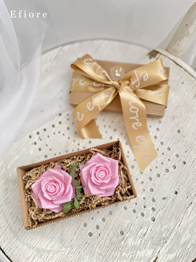Dárkové balení dvou růžových mýdlových květů růže v přírodní hranaté krabičce