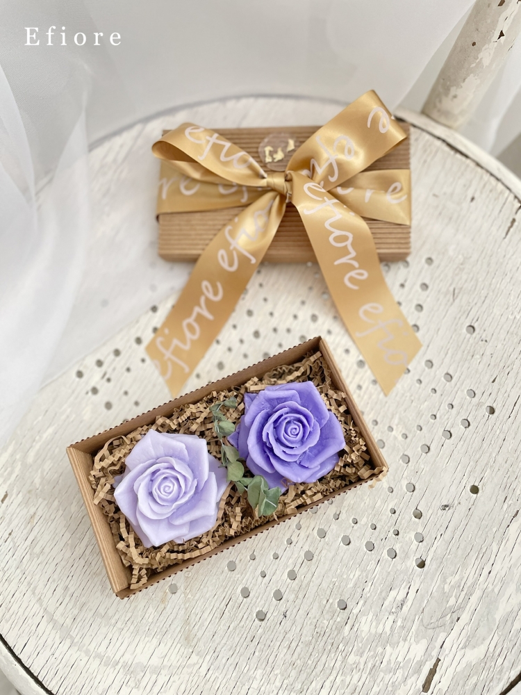 Dárkové balení dvou fialových mýdlových květů růže v  přírodní hranaté krabičce