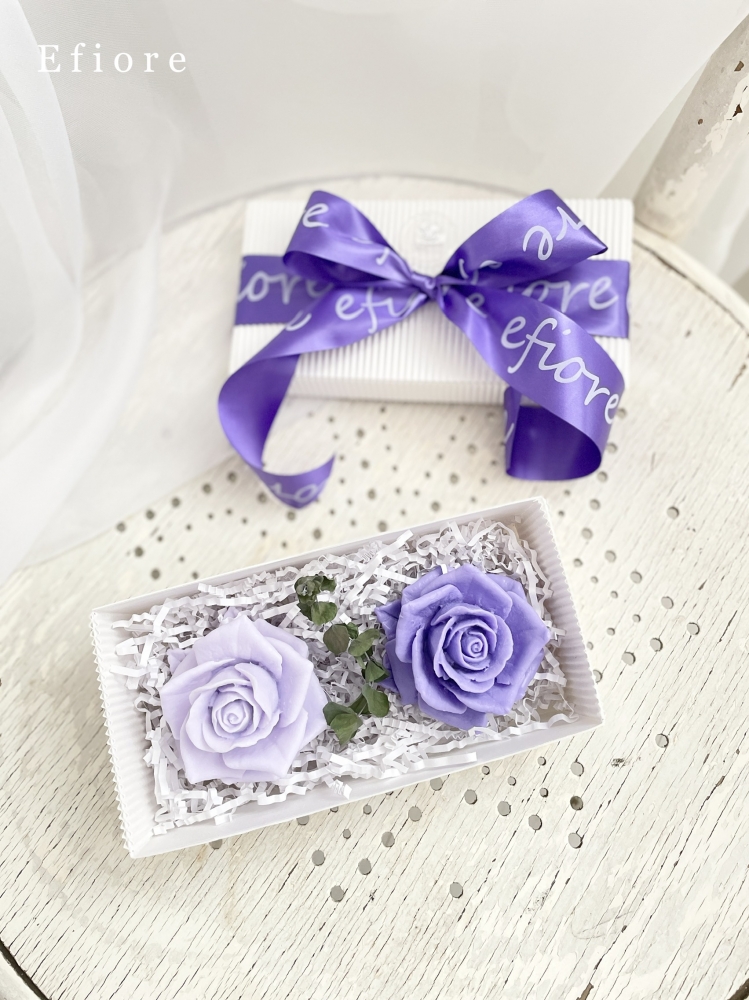 Dárkové balení dvou fialových mýdlových květů růže v bílé hranaté krabičce