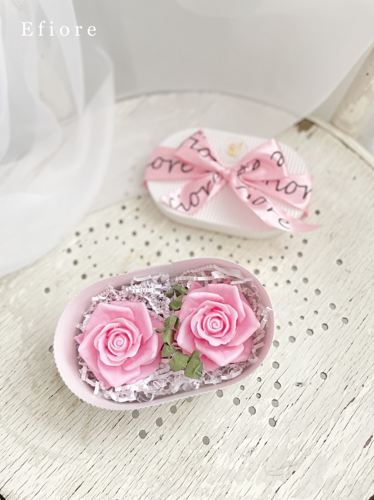Dárkové balení dvou růžových mýdlových květů růže v bílé oválné krabičce