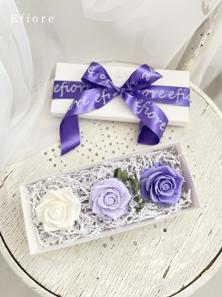 Dárkové balení tří mýdlových květů růže ve fialových odstínech v bílé krabičce