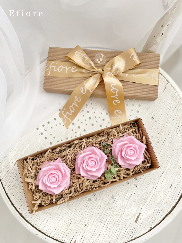 Dárkové balení tří růžových mýdlových květů růže v přírodní krabičce