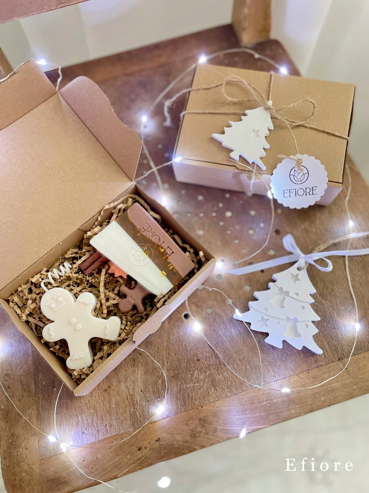 Vánoční eko boxík s dekoračním perníčkovým mýdlem a sójovou svíčkou ve tvaru perníčku