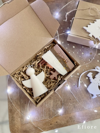 Vánoční eko boxík s dekoračním perníčkovým mýdlem a sójovou svíčkou ve tvaru anděla
