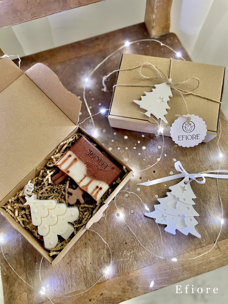 Vánoční eko boxík s dekoračním skořicovým mýdlem a sójovou svíčkou ve tvaru stromečku - vzor A