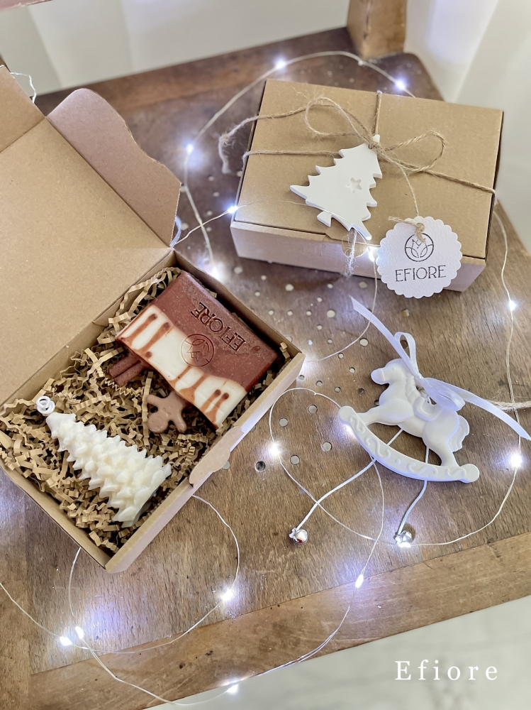 Vánoční eko boxík s dekoračním skořicovým mýdlem a sójovou svíčkou ve tvaru stromečku - vzor B