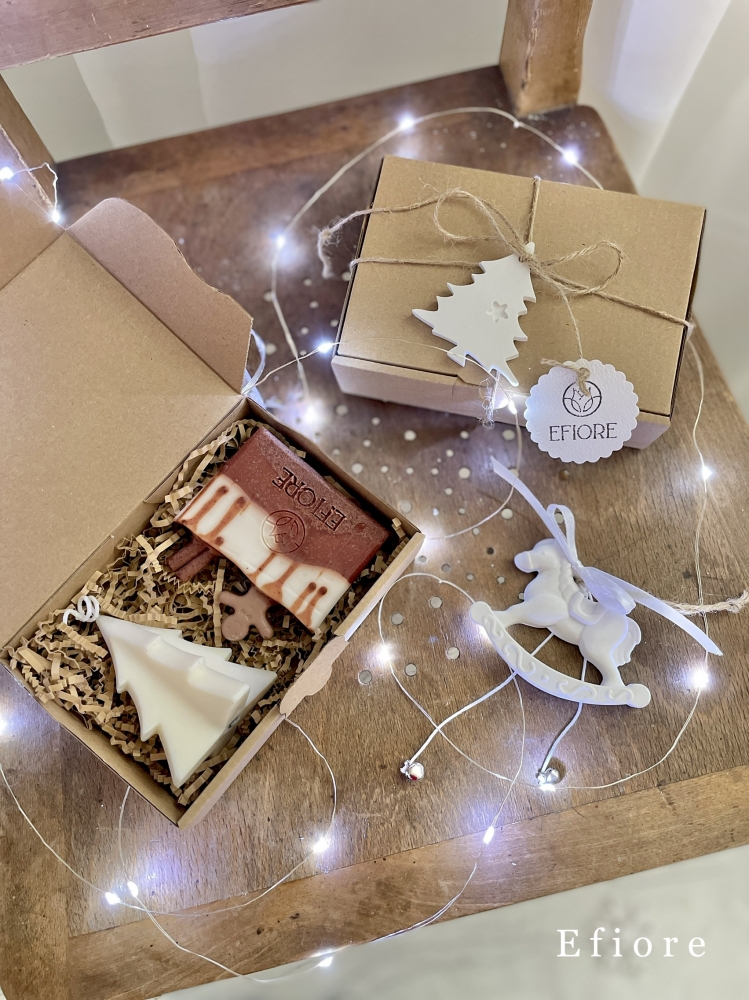 Vánoční eko boxík s dekoračním skořicovým mýdlem a sójovou svíčkou ve tvaru stromečku - vzor C