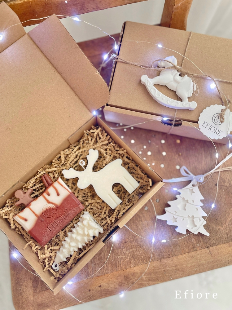 Vánoční eko boxík s skořicovým mýdlem a svíčkou ve tvaru soba a stromečku