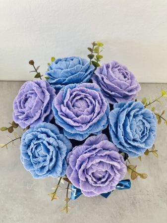 Mýdlová kytice pivoněk v bílém boxu - střední (fialovo-modrá)