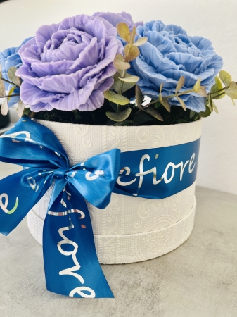 Mýdlová kytice pivoněk v bílém boxu - střední (fialovo-modrá)