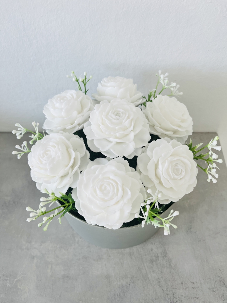 Mýdlová kytice v šedém boxu- lotosové růže bílé