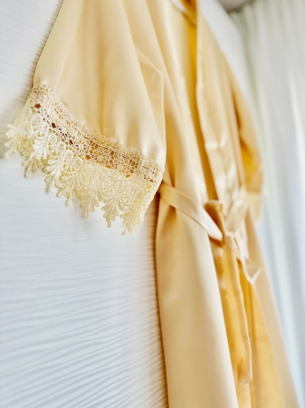 Luxusní champagne saténový župan s krajkou