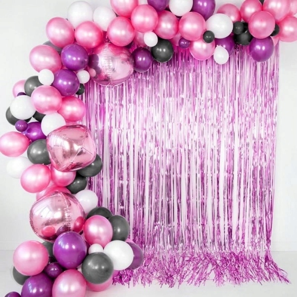 Závěs foliový na pozadí růžový