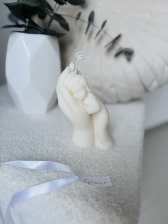 Ruka s holčičkou sójová svíčka