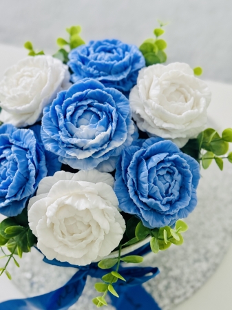 Mýdlová kytice pivoněk (bílo-modrá) v bílém boxu - střední