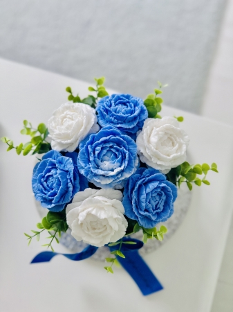 Mýdlová kytice pivoněk (bílo-modrá) v bílém boxu - střední