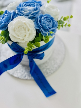 Mýdlová kytice pivoněk (bílo-modrá) v bílém boxu - střední