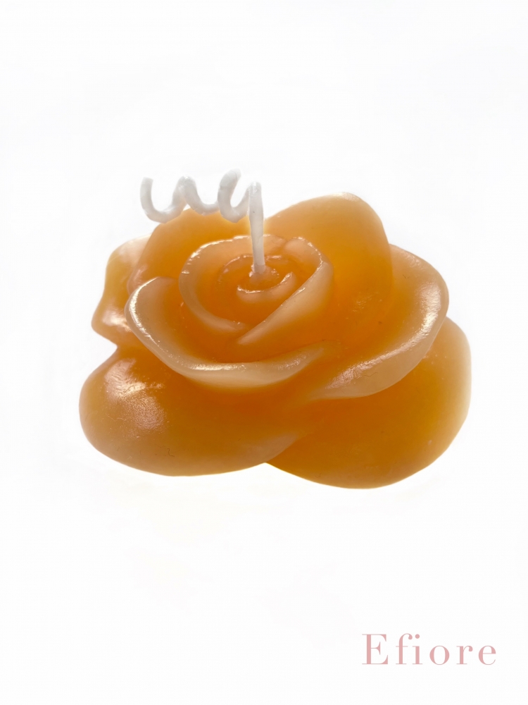 Svíčka ve tvaru růže s vůní rozkvetlých růží - oranžová