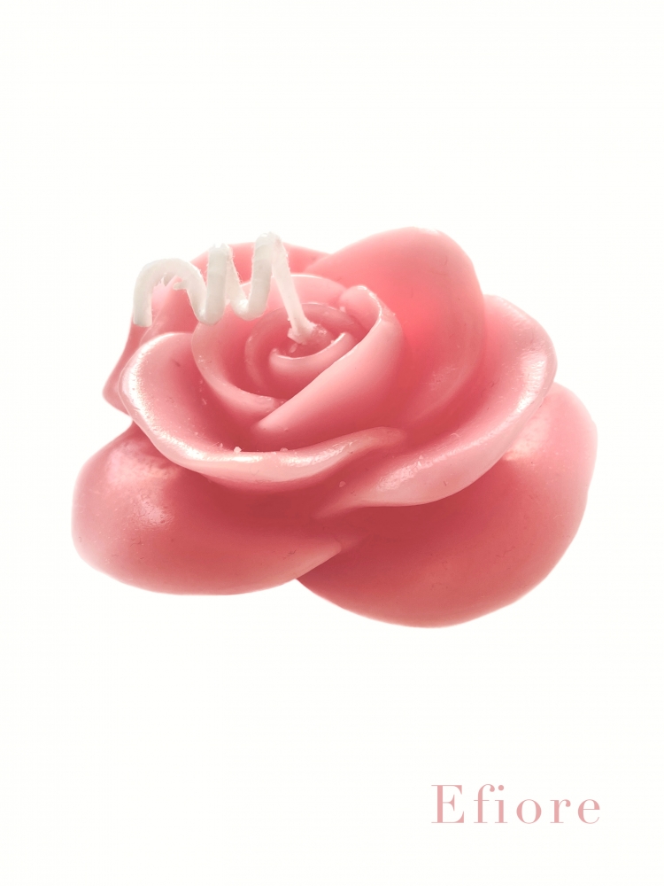 Svíčka ve tvaru růže s vůní rozkvetlých růží - světlá lososová