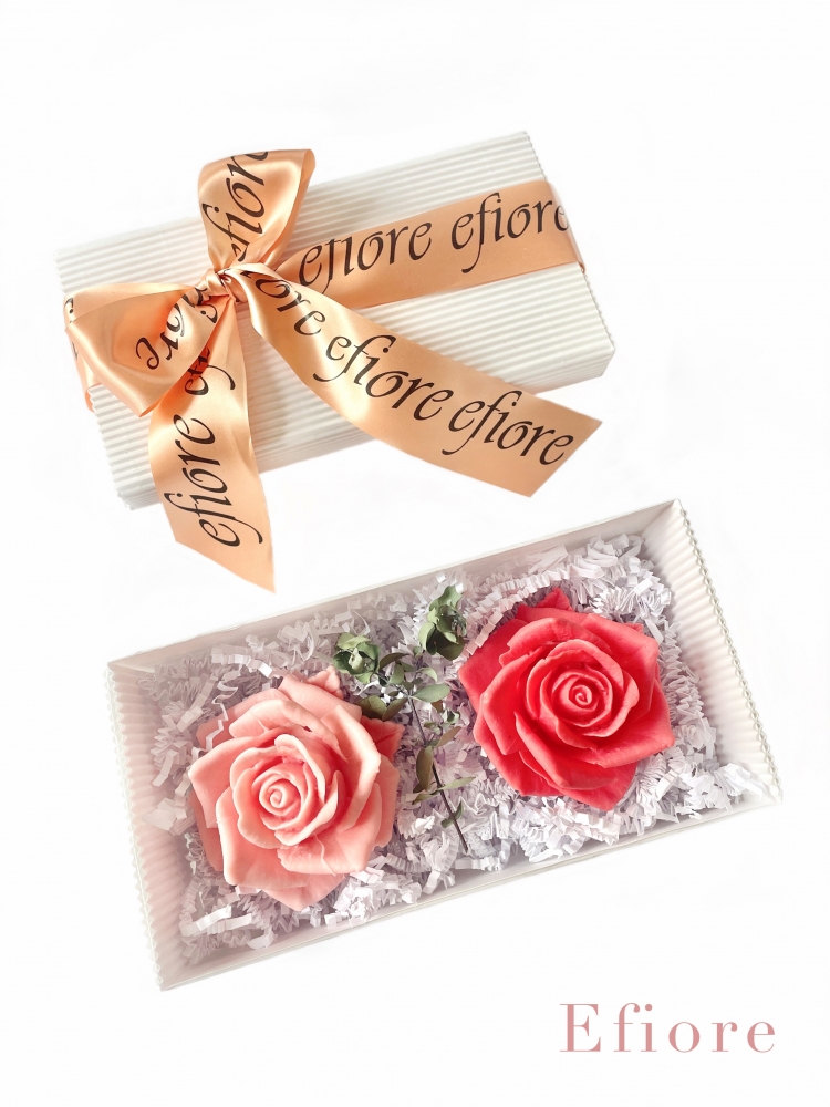 Dárkové balení dvou lososových mýdlových květů růže v bílé hranaté krabičce