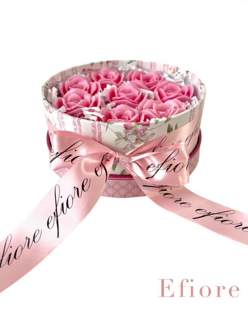 Dárkové balení poupat růží v květinovém boxu - růžové