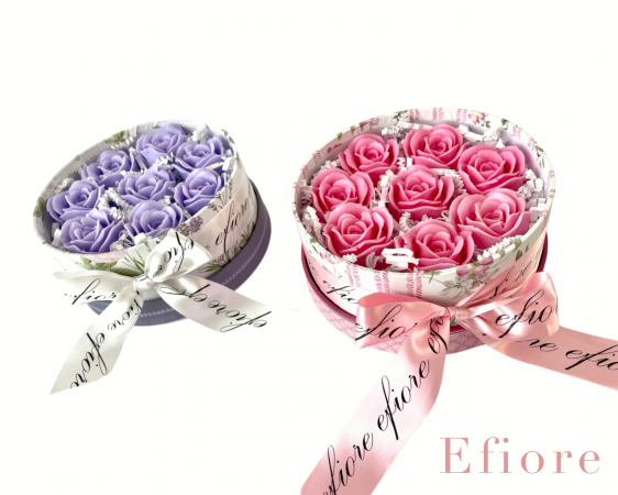 Dárkové balení poupat růží v květinovém boxu - fialové