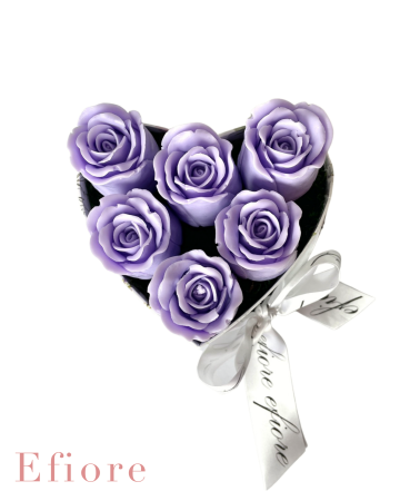 Dárkové balení fialových poupat růží v květinovém boxu ve tvaru srdce